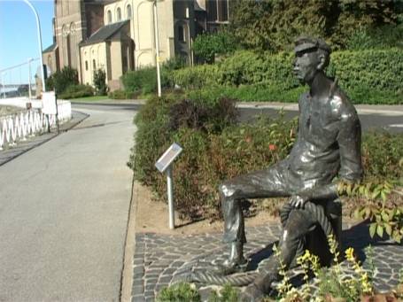 Emmerich : Rheinpromenade, Bronzeskulptur Poortekerl von Heide Friede-Kinalzik